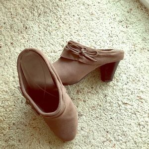 Naturalizer slip on Mules